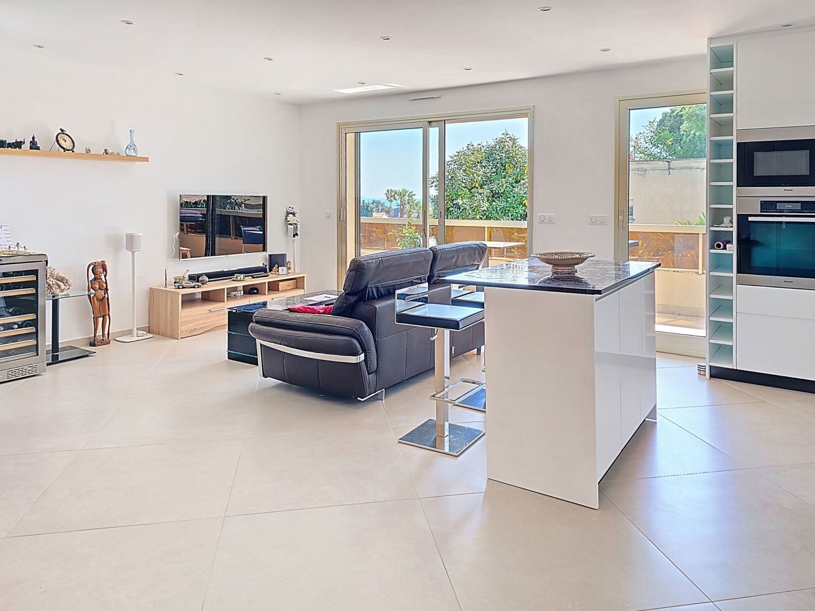 Renovated apartment with sea views — 1